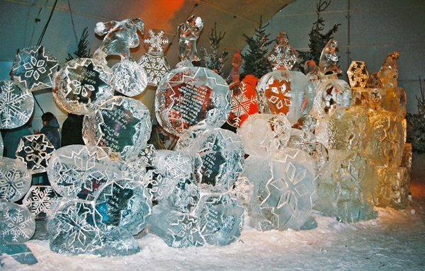 “Snowflake Wall” ice project by Max Bollkman Zuleta and Jeanne Marie Koivunen-Zuleta. Bruges, Belgium 2000.